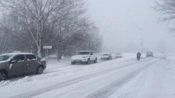 إقليم إفران: كل الإمكانيات معبأة لإزاحة الثلوج عن المحاور الطرقية