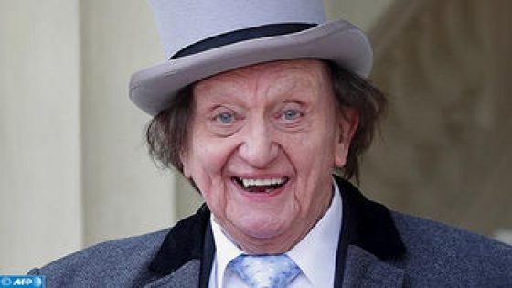 (FILES) In this file photo taken on March 2, 2017 British veteran entertainer Ken Dodd arrives for an investiture ceremony at Buckingham Palace. British comedian Dodd, a legendary variety performer known for his unruly hair and buck teeth, has died at the age of 90, his publicist said on March 12, 2018. Dodd, from Liverpool in northwest England, won millions of fans with his epic stand-up shows filled with non-stop jokes, in which he brandished his trademark colourful "tickling sticks". / AFP PHOTO / POOL / Yui Mok