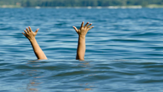 غرق مركب صيد بساحل الداخلة و بحار ينجو من الموت بأعجوبة !