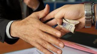 المغاربة غير راضين عن جهود الحكومة في مكافحة الفساد.. إليكم التفاصيل