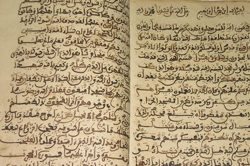 نسخة من كتاب الله مكتوبة بخط اليد تعود للقرن الماضي يكتشفها مواطن بالرشيدية