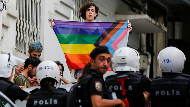 السلطات التركية تعتقل مصور وكالة الأنباء الفرنسية خلال مسيرة للمثليين في إسطنبول - الحدث بريس