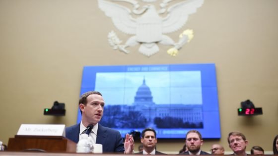 فيسبوك يناقش استخدام بيانات المستخدمين كورقة مساومة