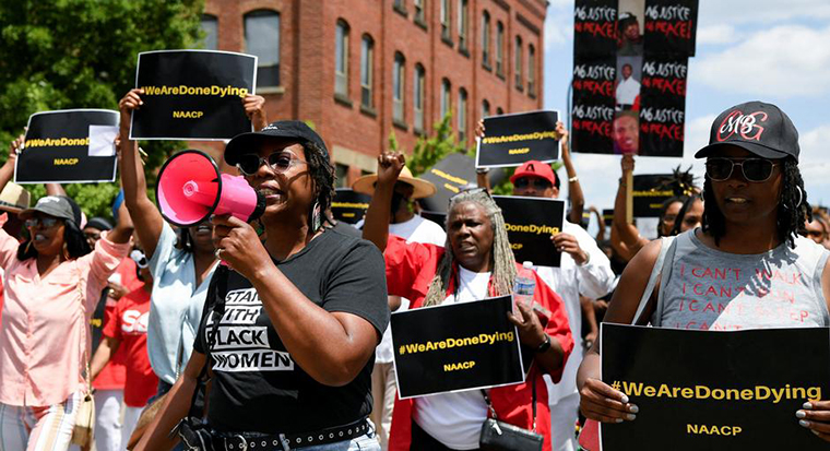تظاهر مئات الأشخاص بأمريكا بسبب مقتل رجل أسود على يد الشرطة بستين رصاصة - الحدث بريس