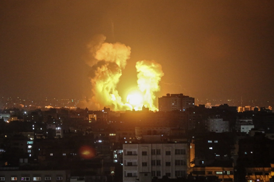 غارات إسرائيلية على مواقع في غزة (الأناضول)