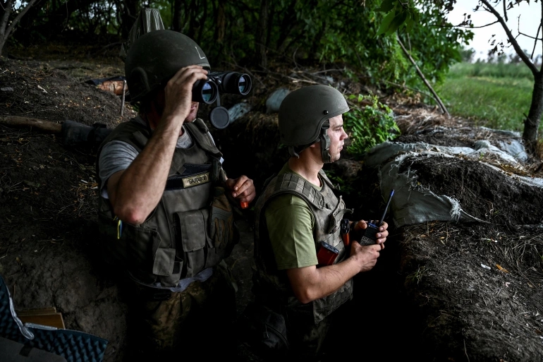 عسكريان أوكرانيان في إحدى جبهات القتال بمقاطعة زاباروجيا جنوب شرقي أوكرانيا (رويترز)