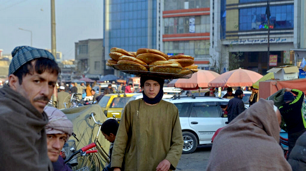 بائع خبز يسير في أحد أسواق شوارع كابول، 2 ديسمبر/ كانون الأول 2021. © أ ف ب