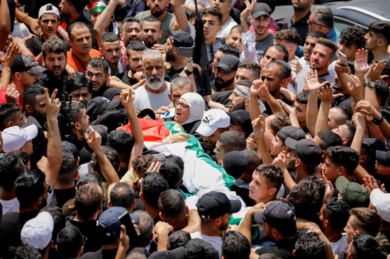 تشييع جنازة القيادي في كتائب شهداء الأقصى إبراهيم النابلسي (رويترز)
