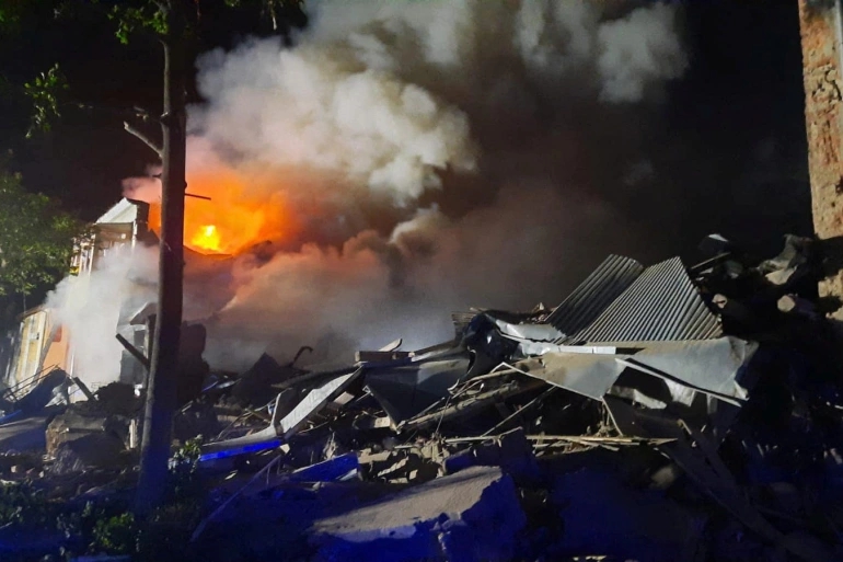 View shows a burning residential building hit by a Russian military strike in Kharkiv روسيا واصلت القصف المدفعي والجوي على منطقة خاركيف (رويترز)