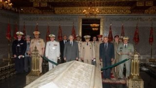 وفد من رؤساء أركان القوات المسلحة للبلدان الأعضاء في مبادرة “5 + 5 دفاع” يزور ضريح محمد الخامس