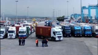 إضراب شامل لمهنيي الشاحنات والرافعات بالموانئ المغربية