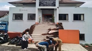 ارتفاع حصيلة ضحايا زلزال إندونيسيا إلى 56 قتيلا