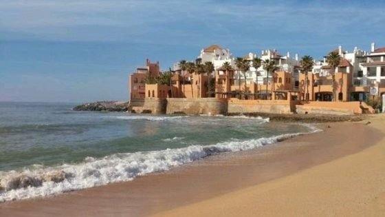 فيلات فاخرة سِرّية بشاطئ بوزنيقة تستنفر مستشارين جماعيين