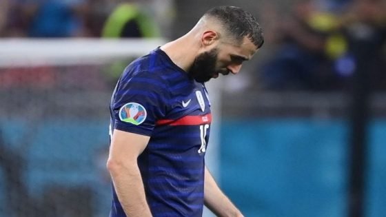 بنزيما يعلن اعتزال اللعب دوليا