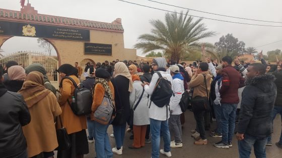 الرشيدية.. الأساتذة المتعاقدون ينظمون وقفة احتجاجية أمام الأكاديمية الجهوية للتعليم