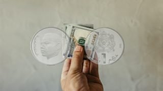 تفاقم بالعملات الأجنبية يقلص مكاسب عقود الاستيراد