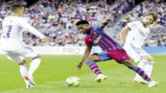 الكشف عن حكم مباراة الكلاسيكو بين برشلونة وريال مدريد