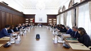 الحكومة تقرر اقتطاعات مالية من اجور الوزراء والموظفين جراء كارثة الحوز