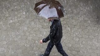 توقع اجواء حارة نسبيا مع تساقط أمطار رعدية بهذه المناطق