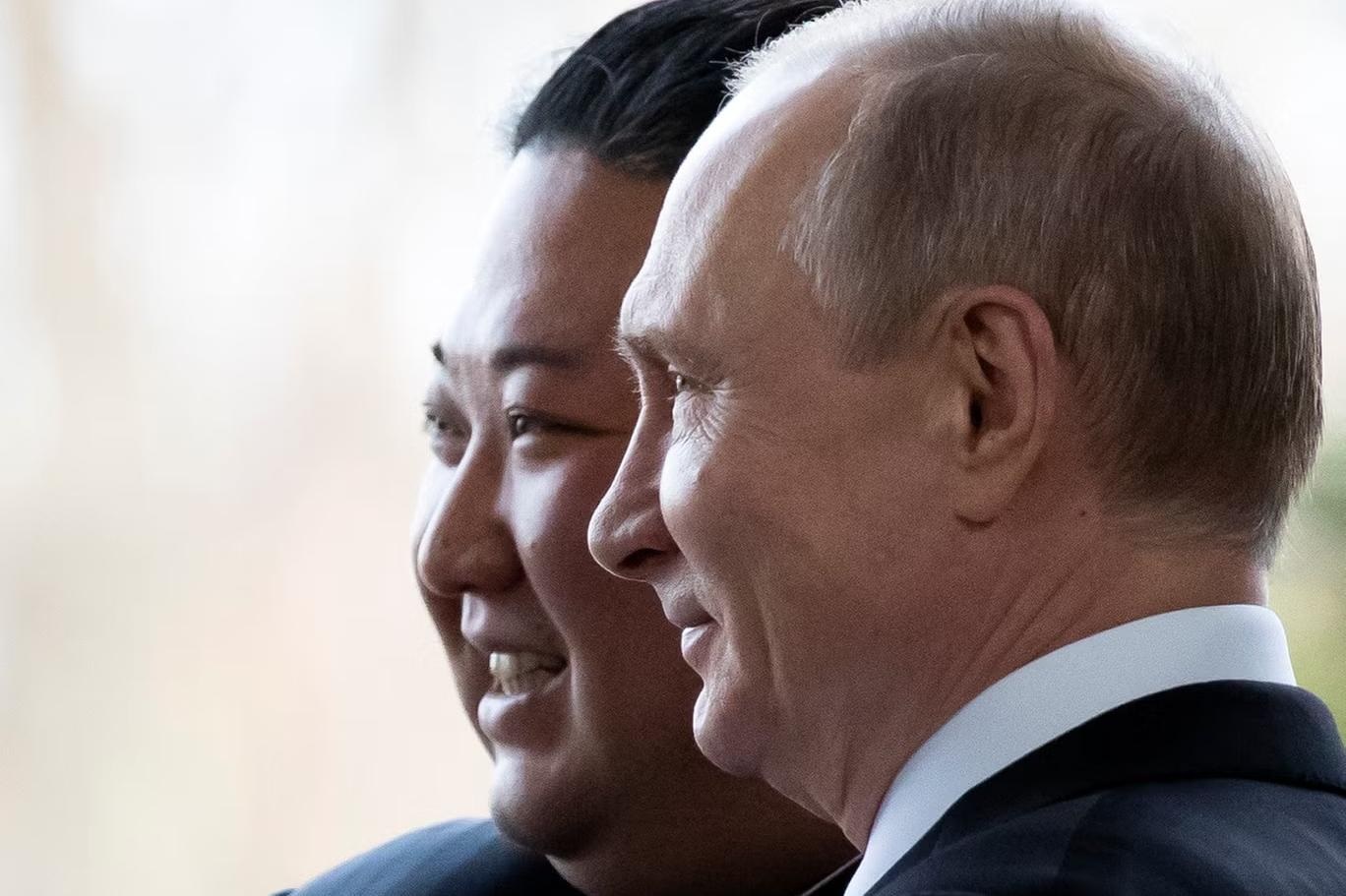 بوتين يرحب بالزعيم الكوري الشمالي خلال زيارة الأخير إلى روسيا عام 2019 (أ ف ب عبر غيتي)
