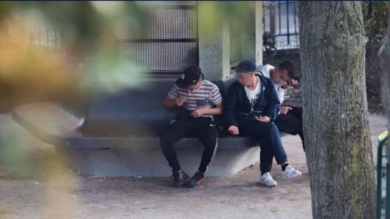 فرنسا تحاكم 6 جزائريين قدموا المخدرات القوية لأطفال مغاربة ثم “جندوهم” في عمليات سرقة