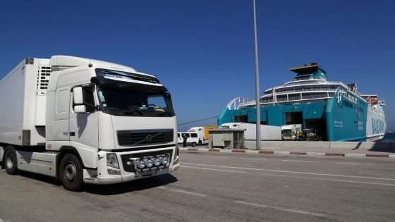 بالصور.. مهربون يدسون أطنانا من الحشيش داخل شحنة من الأسماك بميناء طنجة