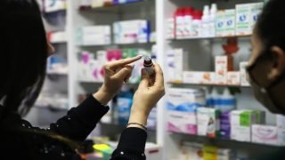 بريطانيا تعتزم بيع لقاحات كورونا في الصيدليات والعيادات اعتباراً من الشهر المقبل