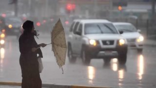 نشرة إنذارية.. أمطار رعدية ورياح قوية مع تطاير للغبار بعدد من المناطق