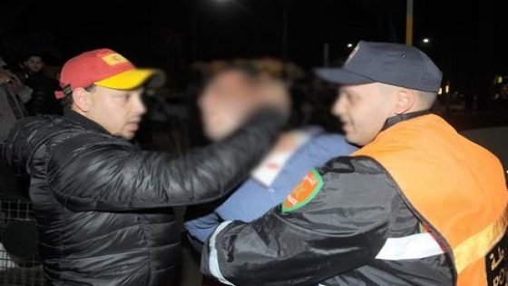 مختل عقلي يعتدي على جارته ويعرض رجل أمن لجرح بسكين