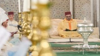 أمير المؤمنين يأمر بفتح المساجد المشيدة أو المعاد بناؤها أو ترميمها في وجه المصلين