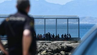 رغم سوء الأحوال الجوية.. عشرات المهاجرين غير النظاميين ينجحون في التسلل إلى سبتة