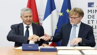 المغرب وفرنسا يوقعان اتفاقيتي قرض