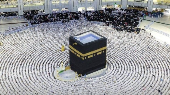 المتعجلون من الحجاج يبدؤون رمي الجمرات و يتوجهون لطواف الوداع