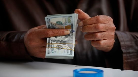 الدولار يستقر مع تزايد التوقعات بخفض أسعار الفائدة