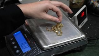 الأرجنتينيون يبيعون مجوهراتهم بعد تآكل قدرتهم الشرائية