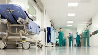 ازمة قطاع الصحة: تصاعد الاحتجاجات والمطالب النقابية في ظل توتر العلاقة بين الحكومة والنقابات الصحية