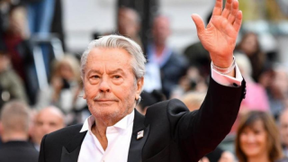 وفاة الممثل الفرنسي الشهير ألان ديلون عن عمر يناهز 88 عاما