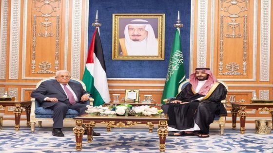 ولي العهد السعودي يؤكد للرئيس الفلسطيني مواصلة الجهود لوقف التصعيد