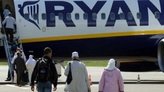 قيود جديدة من “رايانير” على القنينات: هل هي خطوة لمواجهة المشكلات؟