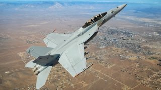 البحرية الأمريكية تعلن العثور على جثتى طيارين اثنين إثر تحطم مقاتلة بولاية واشنطن