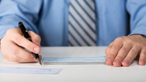 أزمة الشيكات في المغرب: 701 ألف شخص ممنوعون و96 مليار درهم غير مسددة