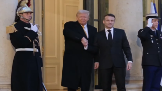 مصافحة ترامب لماكرون تثير ردود فعل على مواقع التواصل الإجتماعي