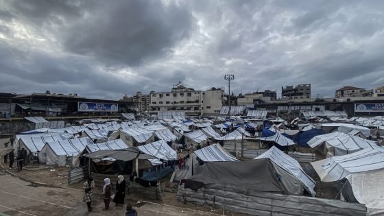 البرد القارس في غزة يتسبب في وفاة رضيع و يرسل توأمه للعناية المركزة