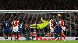 آرسنال يقهر مانشستر يونايتد ويواصل مطاردة ليفربول في صراع القمة