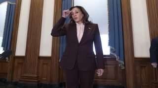 “لا بأس لن أعض”..هاريس تتعرض لموقف محرج في مجلس الشيوخ