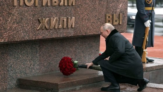 في الموقع الذي أُصيب فيه والده..بوتين يضع الزهور على نصب تذكاري في ذكرى فك الحصار عن لينينغراد