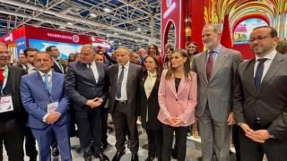 الملك فيليبي السادس والملكة ليتيزيا يزوران الرواق المغربي في “فيتور 2025”