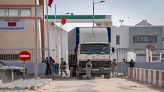 تفتيش شاحنتين للنقل الدولي للبضائع بمعبر الكركارات يسفر عن مفاجأة