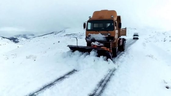 أزيلال.. تعبئة عدد كبير من الآليات لفك العزلة وإزالة الثلوج بالإقليم (مسؤول)