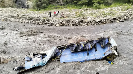 مــــــ صرع ستة أشخاص و إصابة 32 آخرين جراء سقوط حافلة في نهر بالبيرو